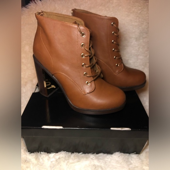 Torrid Women's Tan and Gold Lace up Ankle Boots NWT size 9.5 - Picture 10 of 13